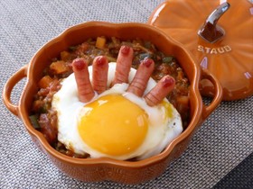 ストウブで無水ドライカレーハロウィン版